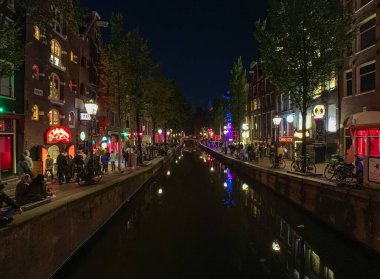Amsterdam 'da gece hayatı Geceleri renkli işaretlerle