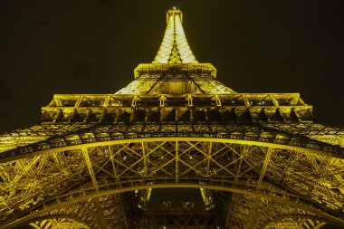 Paris Fransa 'daki Eyfell Kulesi' nin altından bir gece şovu seyrediyor.