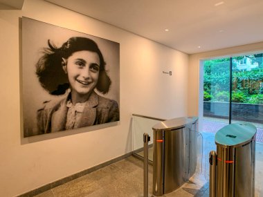 Genç Anne Frank 'in bir portresi Amsterdam' daki müzenin lobisinde asılı.