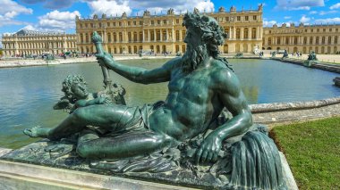 Neptün 'ün bronz bir heykeli ve Fransa' da Versailles 'de bir peri.