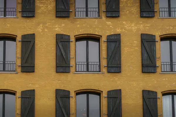 Zblízka Budovy Kodani Dánsko Žlutými Cihlami Hnědými Okenicemi — Stock fotografie