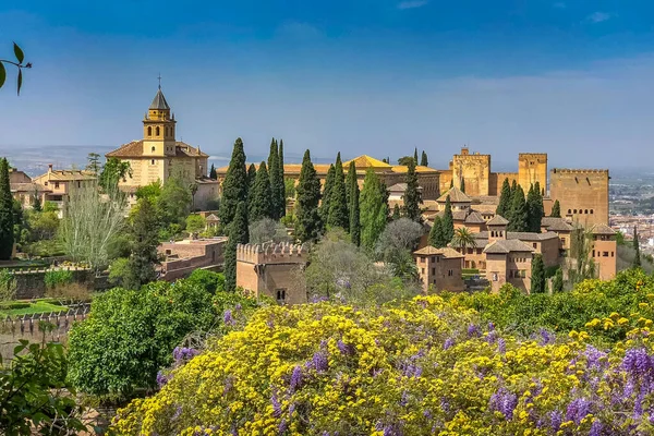 Granada İspanya 'daki Alhambra tahkimatının manzarası
