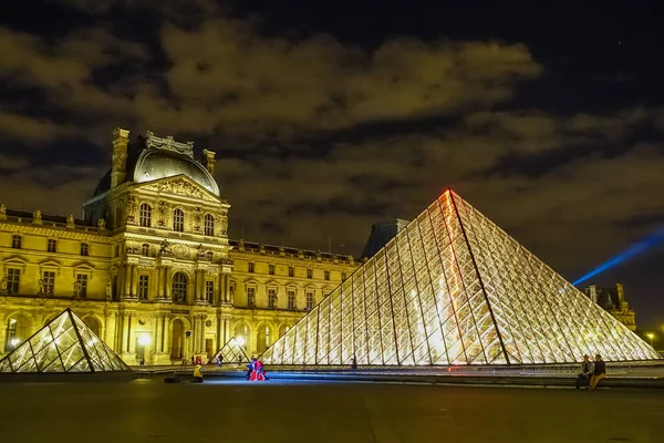 Paris 'teki Louvre Müzesi' nin piramit girişi gece aydınlandı.