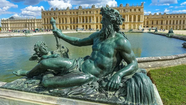 Neptün 'ün bronz bir heykeli ve Fransa' da Versailles 'de bir peri.