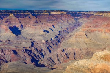 Arizona 'daki Büyük Kanyon' dan geçen kayalıkların ve nehrin manzarası