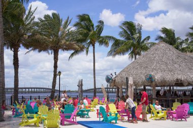 Punta Gorda Florida 'daki Tiki Bar' da renkli sandalyeler.