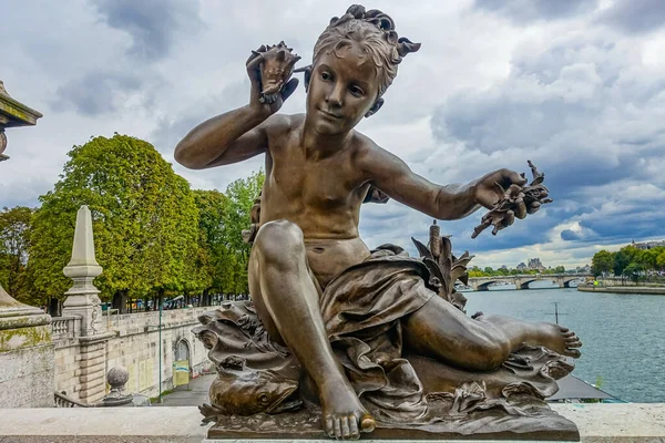 Paris 'teki Bronz Melek heykeli Fransa' da Pont Alexandre III köprüsünde