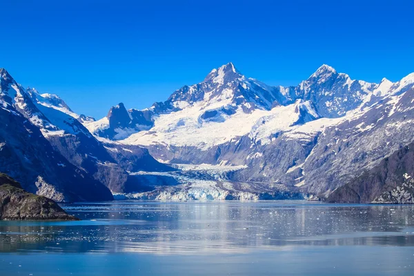 Alaska 'daki Glacier Körfezi Ulusal Parkı' nda bir buzul sona eriyor.