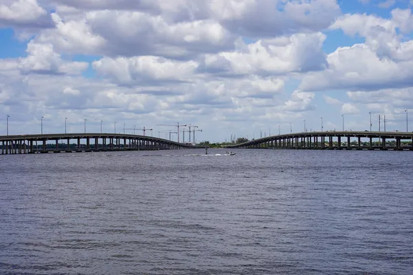 Punta Gorda Florida 'da birleşen iki köprü