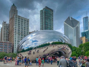 Chicago şehir merkezindeki Millenium Park 'taki Bulut Kapısı heykeli.