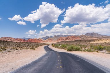 Las Vegas 'taki Red Rock Kanyonu' na giden asfalt yol.