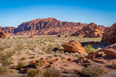 Nevada 'da, Ateş Vadisi Parkı' ndaki çölde kayalar ve dağlar aşındı.