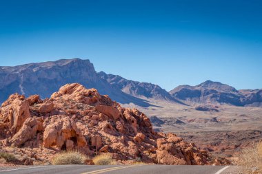 Overton Nevada 'daki Ateş Eyaleti Vadisi Parkı' ndaki kumtaşı kaya ve dağların manzarası