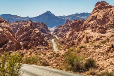 White Domes Yolu 'ndaki Ateş Vadisi Parkı' ndaki dağların manzarası.