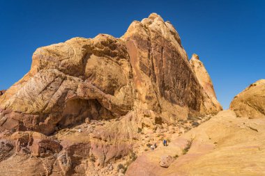 Fire State Park Vadisi 'nde aşınmış altın renginde bir dağ.