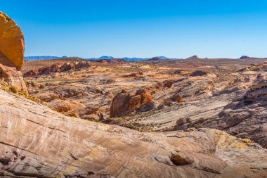 Nevada 'daki Fire State Park Vadisi' ndeki çöl arazisindeki aşınmanın katmanları.