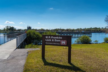 WP Franklin Kilidi 'nin yakınındaki geçidi imzalayın.
