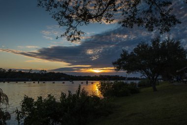 Lee County Florida, Alva 'daki Caloosahatchee Nehri' nde gün batımı fotoğrafı.