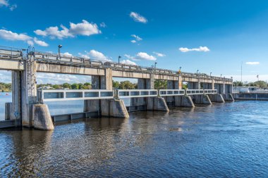 Caloosahatchee nehri üzerindeki Alva Florida 'daki Franklin Kilitleri' nin açılı görüntüsü.