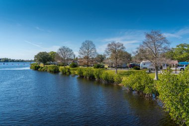 Alva Florida 'daki WP Franklin Locks kamp alanındaki karavan ve kampçılar.