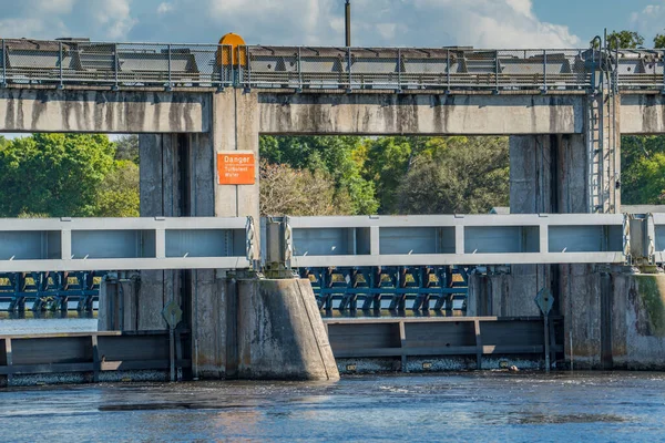 Franklin Lock 'un Lee County, Alva Florida' daki Caloosahatchee nehrinin yakınında.