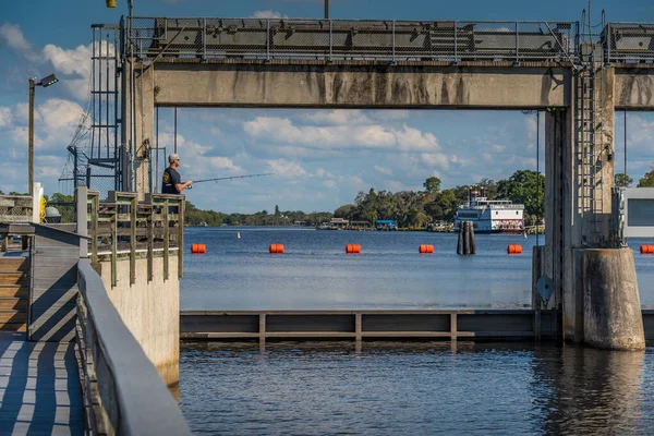 Florida 'daki Franklin Kilitleri' nde balık tutan bir adam.