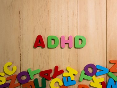 Adhd ahşap alfabe eğitim veya çocuk konsepti için çok renkli tablo