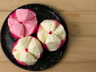 Kutlama günü için ahşap masada Çin usulü pirinç unu keki. 