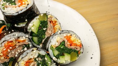 Kimbop veya gimbop Kore yemek konsepti için yakın çekim görüntüsü 