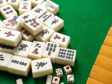 mahjong masa üzerinde antik Asya tahtası oyunu resmi kapat