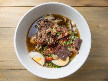 Asya konsepti için ahşap masada haşlanmış Çin makarnası. 