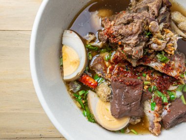 Asya konsepti için ahşap masada haşlanmış Çin makarnası. 