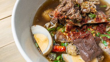 Asya konsepti için ahşap masada haşlanmış Çin makarnası. 