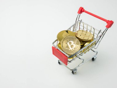 Kripto para veya teknoloji konsepti için alışveriş arabasındaki bitcoin ve diğer jetonlar