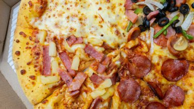 Pizza kutusunda yiyecek konsepti için üst görünüm görüntüsü