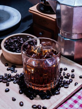 Yiyecek ve içecek konsepti için soğuk kahve koyu renk ton görüntüsü