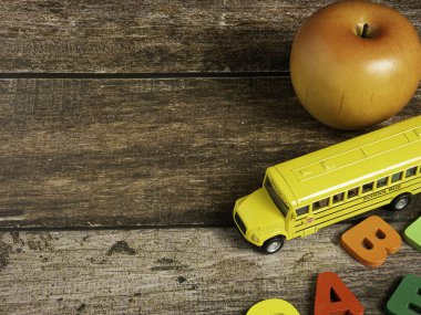 Okul otobüsü ahşap masa üzerinde okula dönüş veya eğitim konsepti