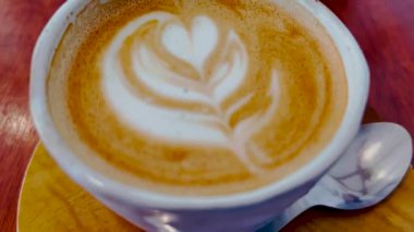 Yerel bir kafede bir fincan sade kahvenin yakın çekimi.