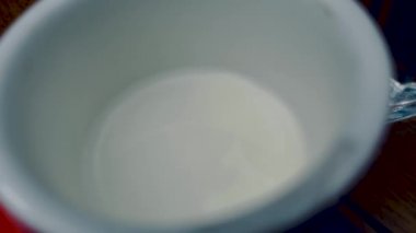 Yerel bir kafede yarım bardak süt.