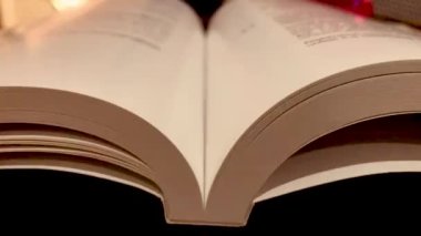 Ders kitabının ortasına düşen bir kalem.