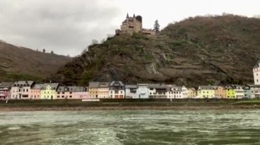 Köln 'deki Ren Nehri' nde gezi tekneleri.