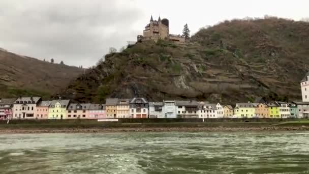 Ausflugsboote auf dem Rhein in Köln — Stockvideo