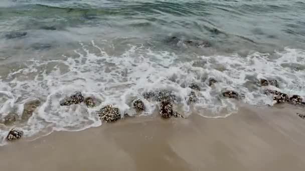 Golven raken op zee rotsen — Stockvideo
