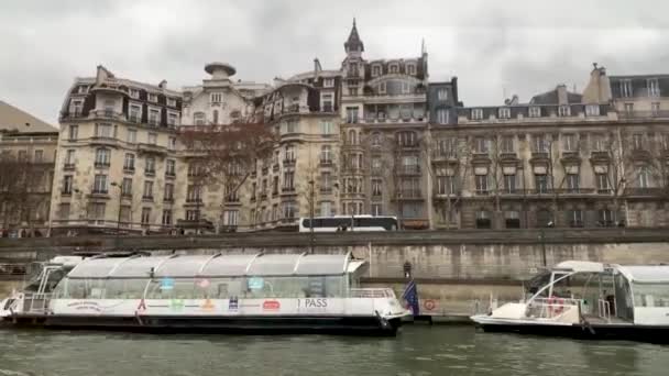 パリのセーヌ川をクルーズフランス — ストック動画