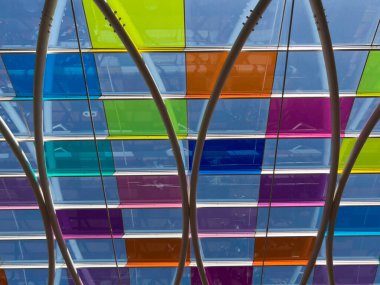 renkli geometrik kubbe, karışık renk, modern bir alışveriş merkezinin çok renkli çatısı, gökkuşağı renkleri