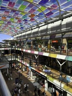 renkli renkli cam tavan alışveriş merkezi