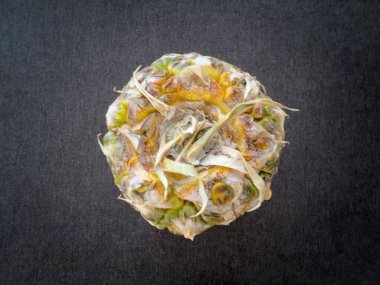 Siyah arka planda yepyeni bir ananas.