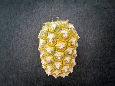 Siyah arka planda yepyeni bir ananas.