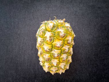 Siyah arka planda yepyeni bir ananas.