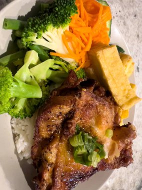 Sydney Avustralya 'da bir Vietnam restoranında sağlıklı bir tabak karışık pirinç, tavuk eti, tofu ve sebze.